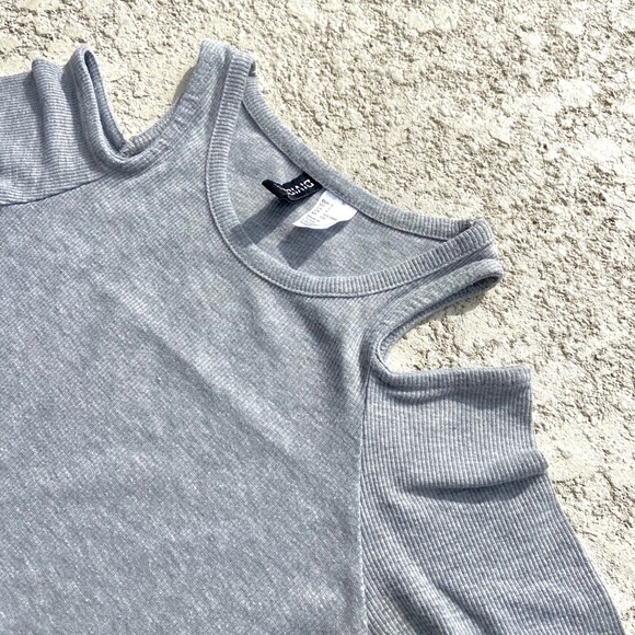 HOST PICK 🎉 H&M Divided Ribbed Open Shoulder Top - Picture 6 of 7